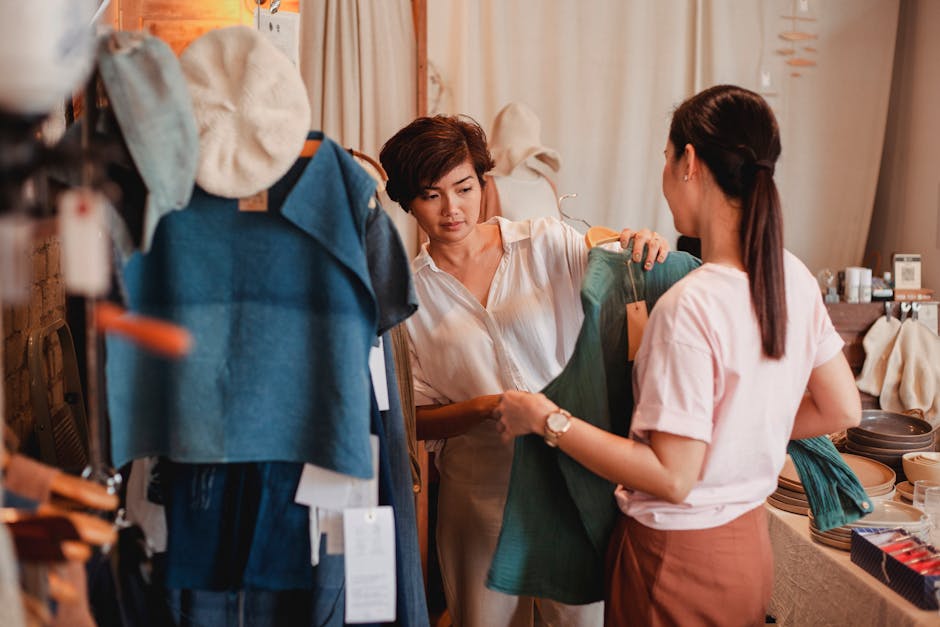 店で服を選ぶアジアのガールフレンドとの認識できない買い物客