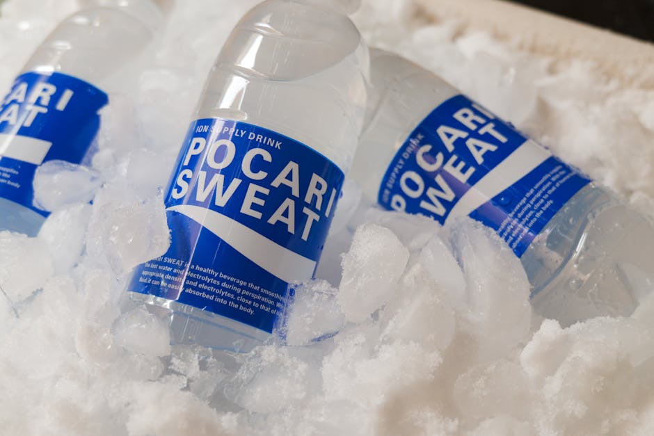 氷の中に埋め込まれた爽やかなポカリスエットボトルで、水分補給と冷却効果を実感できます。